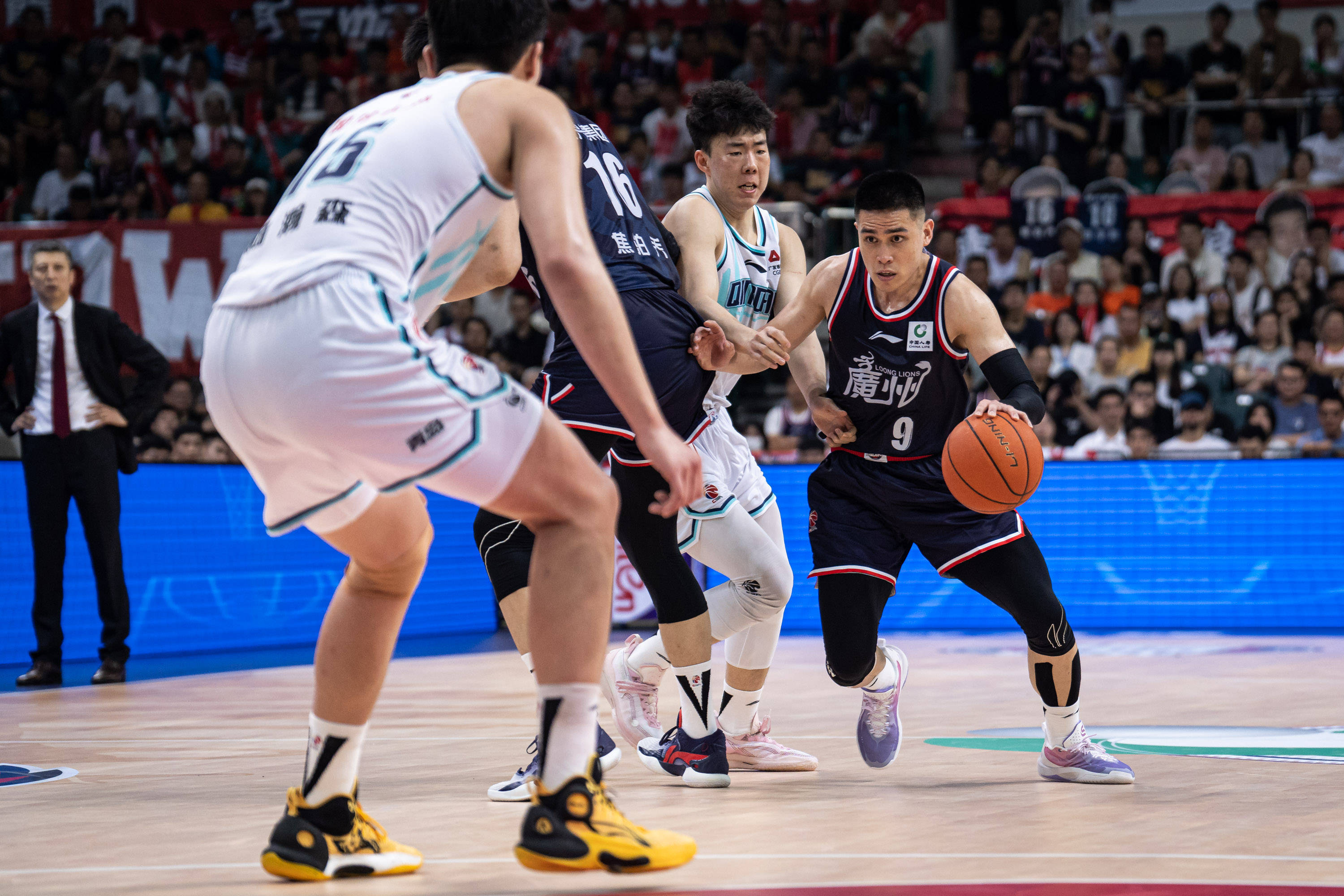 始逐渐缩小 始逐渐缩小